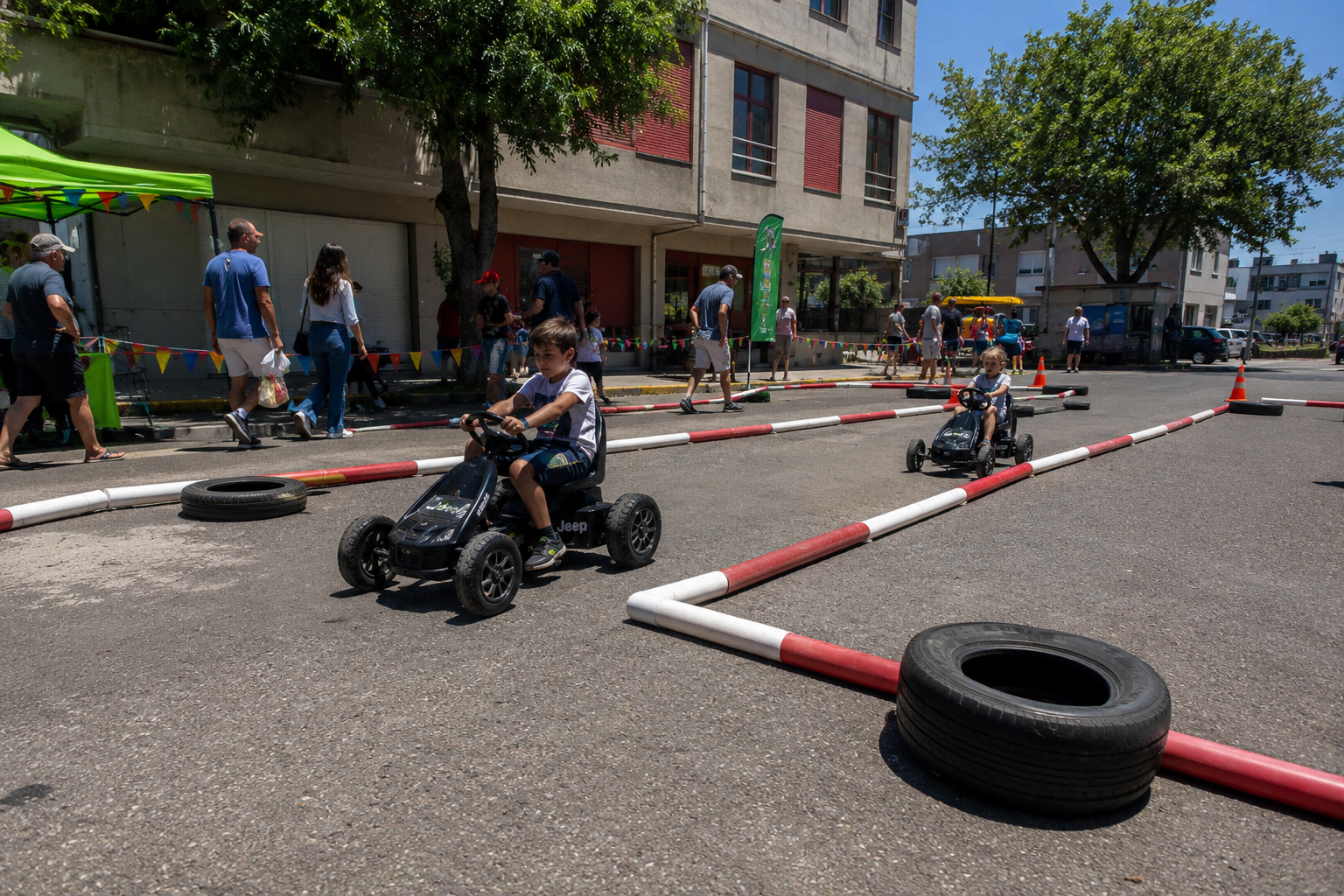 Circuito de karts a pedales instalado en una calle para una jornada municipal