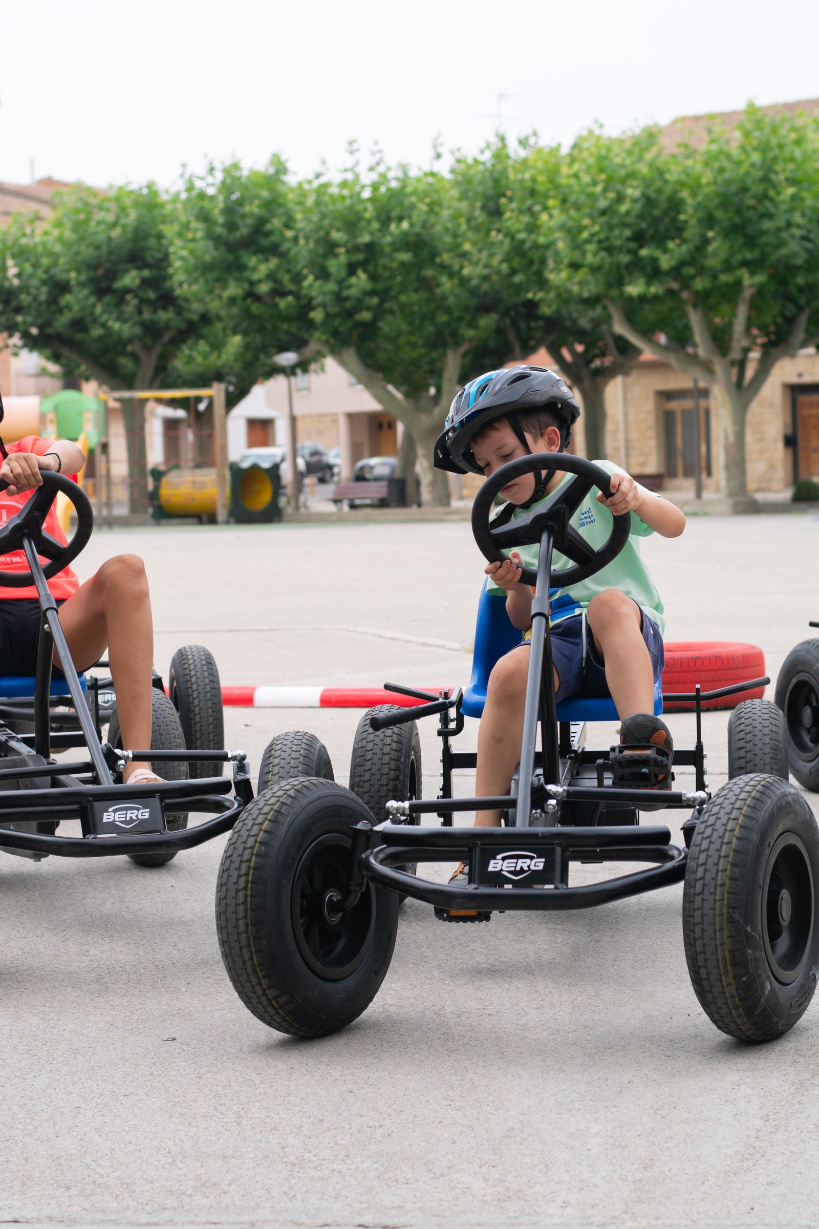Circuito de karts a pedales en una calle durante una jornada municipal