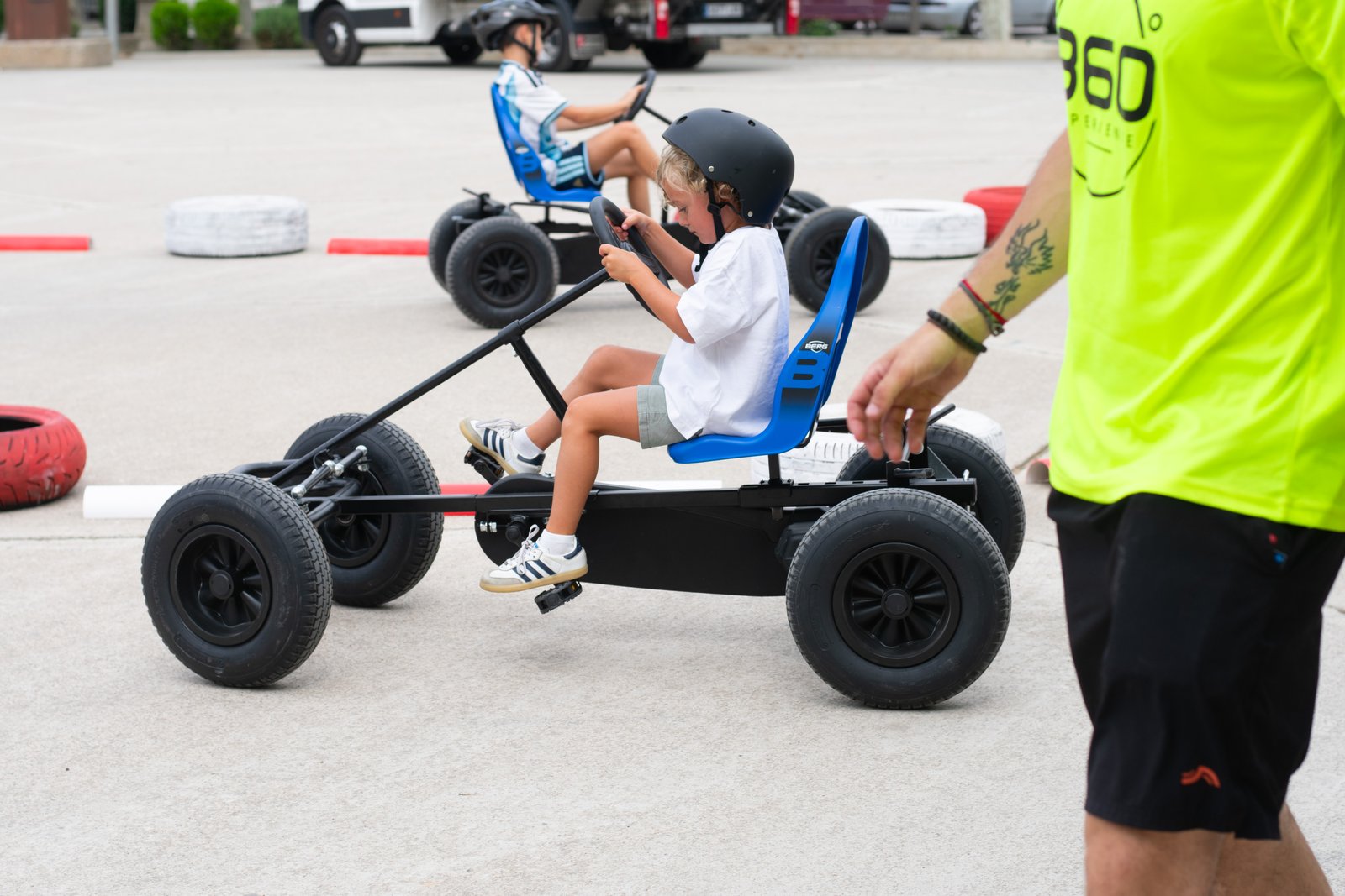 Monitor supervisando una tanda de karts a pedales